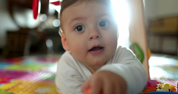 Bebek Içeride Oyuncaklarla Oynuyor Portre Yüzü Güler Sevinç Hisseder — Stok fotoğraf
