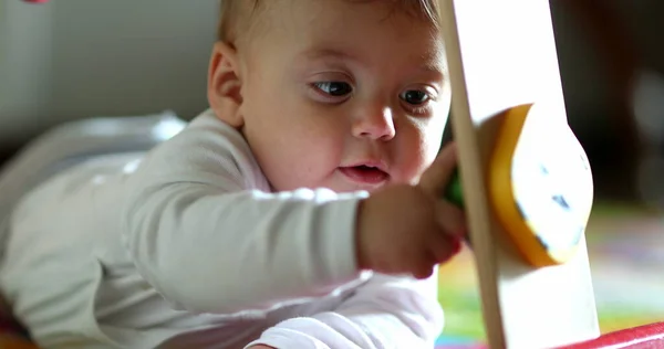 Baby Baby Spelen Met Speelgoed Binnen — Stockfoto