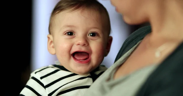 Щаслива Усміхнена Дитина Материнських Руках Батько Тримає Чарівну Милу Дитячу — стокове фото