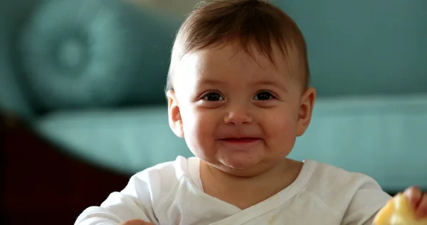 Glückliches Freudiges Baby Das Lächelt Und Lacht — Stockfoto