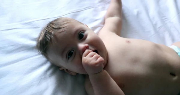 Счастливый Милый Ребенок Младенец Лежит Постели Улыбаясь — стоковое фото