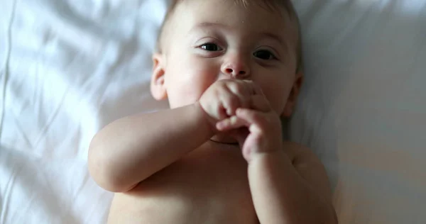 Счастливый Милый Ребенок Младенец Лежит Постели Улыбаясь — стоковое фото