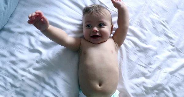 Ευτυχισμένο Μωρό Κουνώντας Χέρια Αισθάνεται Χαρά Ξαπλωμένος Στο Κρεβάτι Κοιτάζοντας — Φωτογραφία Αρχείου