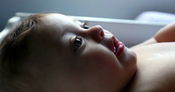 Roztomilé Zamyšlené Dítě Kontemplativní Krásná Dětská Tvář Pozorování — Stock fotografie