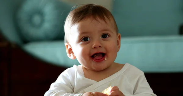可爱快乐的婴儿吃苹果水果点心 婴儿笑着 — 图库照片
