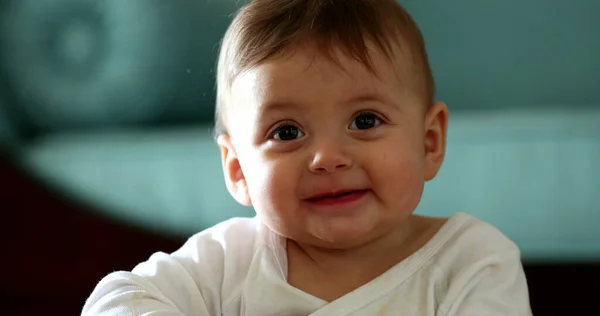 Niedliches Glückliches Baby Isst Apfelfrucht Snack Säugling Lächelt Und Lacht — Stockfoto