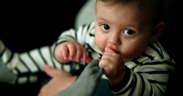 Lindo Bebé Con Pijama Poniendo Los Pies Boca Adorable Bebé —  Fotos de Stock