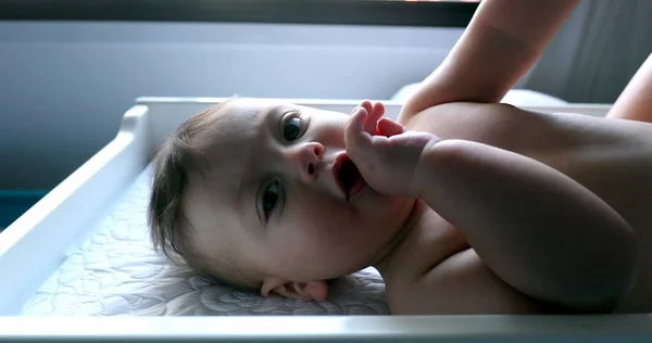 Schattige Baby Aanraken Camera Lens — Stockfoto