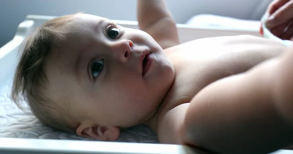 Leuke Baby Die Cameralens Aanraakt Zuigeling Willen Aanraken Camera — Stockfoto