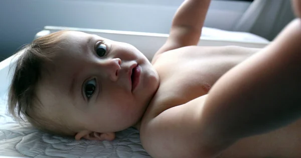 Χαριτωμένο Μωρό Αγγίζει Φακό Κάμερα Βρέφος Που Θέλει Αγγίξει Κάμερα — Φωτογραφία Αρχείου