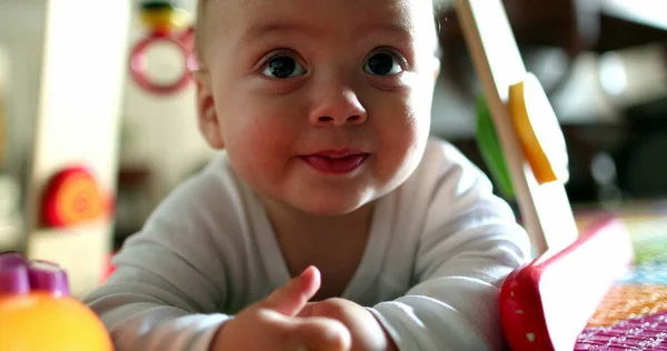 可爱的婴儿肖像在幼儿园的地板上 婴儿脸接触脸 — 图库照片