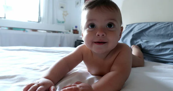 Bonito Retrato Bebê Deitado Cama Menino Adorável — Fotografia de Stock