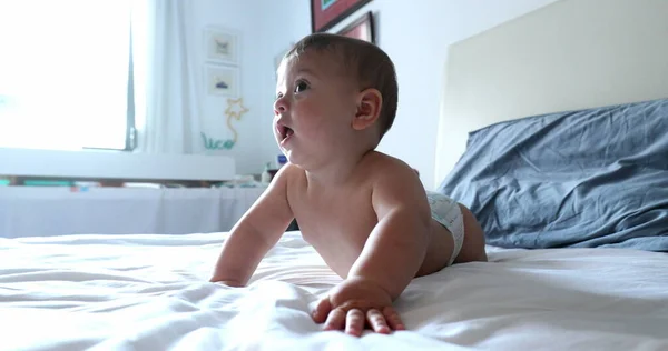 Bonito Retrato Bebê Deitado Cama Menino Adorável — Fotografia de Stock