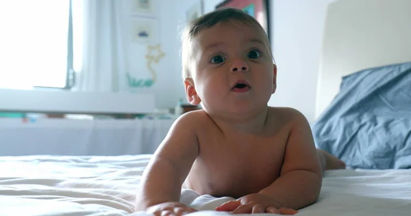 Schattig Baby Portret Liggend Bed Schattige Baby Jongen — Stockfoto
