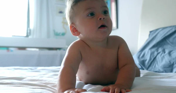 Lindo Retrato Bebé Acostado Cama Adorable Niño — Foto de Stock