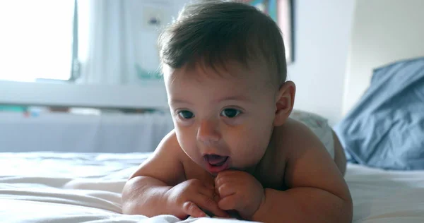 Lindo Retrato Bebé Acostado Cama Adorable Niño —  Fotos de Stock