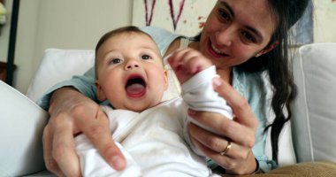 Oyuncu anne, bebek bebekle oynuyor.