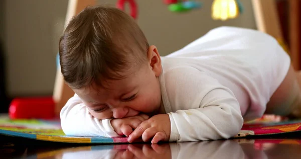 Немовля Плаче Втомився Сердитий Однорічний Малюк Лежить Ігровому Килимку Який — стокове фото
