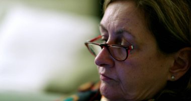 Geceleri cep telefonu kullanan yaşlı bir kadın. Akıllı telefon tutan son sınıf öğrencisi gizli bir bayan.