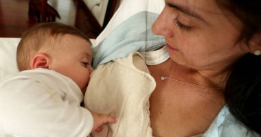 Anne, bebeğini emziriyor. Annenin bebeği emzirdiği sıradan bir an.