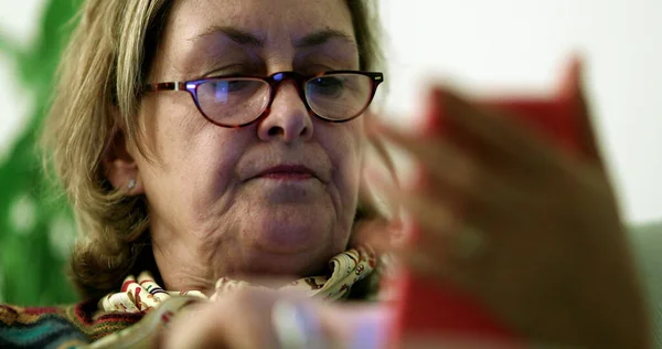 Пожилая Женщина Просматривает Интернет Держа Сотовый Телефон — стоковое фото