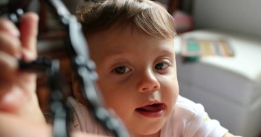 Bebek dünyayı keşfediyor. Dokunaklı nesneler.