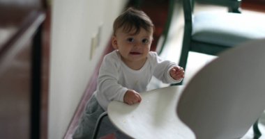 Bebek sandalyeyi evde tutuyor, çocuk gelişimi. Elime bakıyorum.