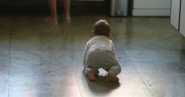 Bebek mutfakta yerde sürünüyor.