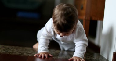 Bebek emeklemesi ev basamakları, bebek gelişimi