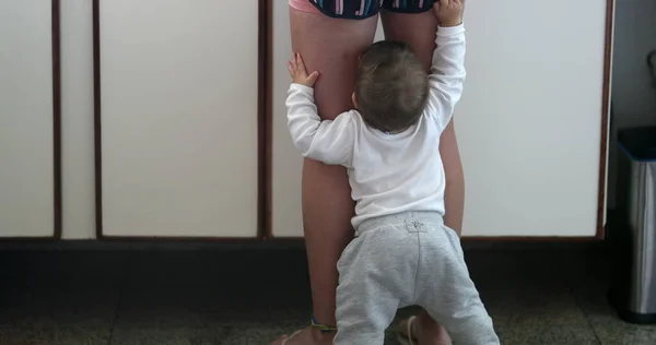宝宝做饭的时候想让妈妈注意厨房里的事男婴叫妈妈来抱腿 — 图库照片