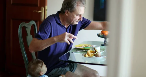 Bebê Querendo Atenção Avô Durante Mesa Café Manhã — Fotografia de Stock