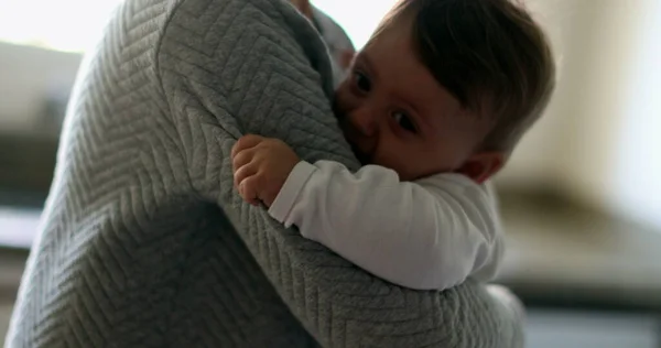 Birra Bebé Mãe Segurando Chorando Criança Infantil Casual — Fotografia de Stock