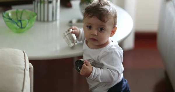 Bebê Casa Segurando Objetos Caindo Chão — Fotografia de Stock