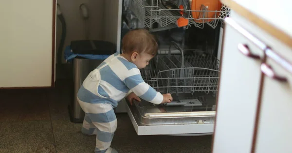 Bebek Evde Bulaşık Makinesiyle Oynuyor Küçük Çocuk Aletleriyle Oynuyor — Stok fotoğraf