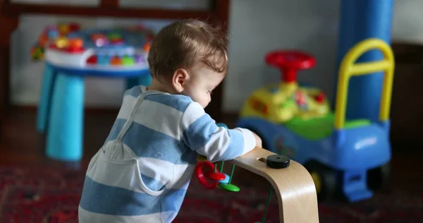 Дитина Грає Приміщенні Іграшками Немовля Вчиться Робити Кроки — стокове фото