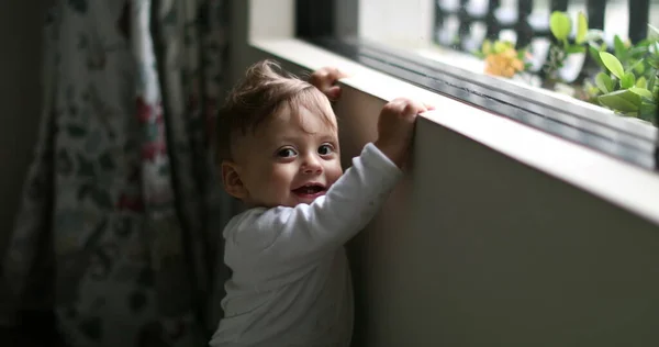 Дитина Поруч Домашнім Вікном Дивлячись Вулицю Дитячий Хлопчик Спирається Вікно — стокове фото