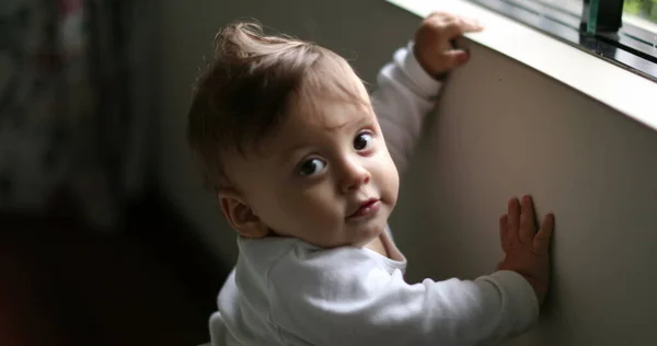 Baba Otthoni Ablak Mellett Néz Csecsemő Fiú Dőlve Ablak Tanul — Stock Fotó