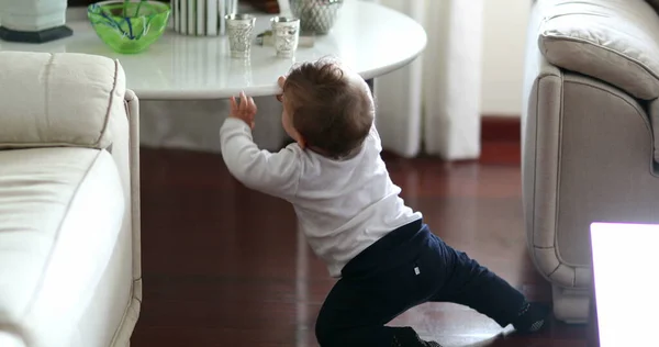 Bébé Apprend Tenir Debout Bébé Debout Tenant Dans Les Meubles — Photo