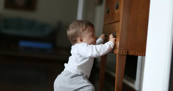 아기는 집안의 가구를 붙잡고 배웁니다 아기를 키우는 갓난아기 — 스톡 사진