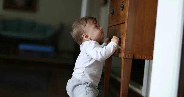 Дитина Вчиться Стояти Тримаючись Домашні Меблі Дитячий Малюк Встає Розвиток — стокове фото