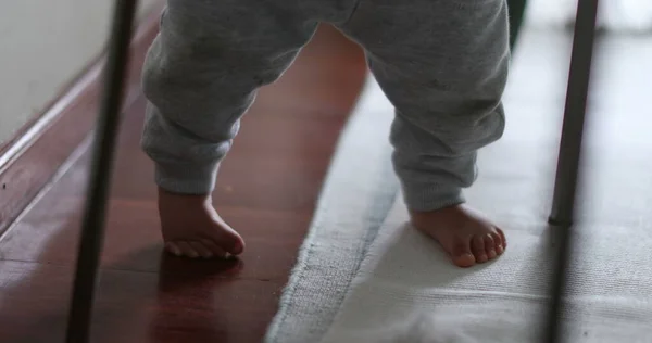 Säugling Stehen Indem Sich Auf Stuhlmöbel Hält Niedliche Kinderentwicklung — Stockfoto