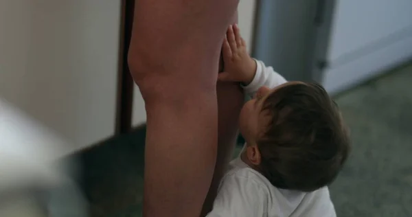 Baby Das Mutter Beine Hält Aufmerksamkeit Beim Kochen — Stockfoto