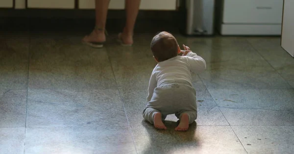 Bambino Strisciando Sul Pavimento Della Cucina — Foto Stock