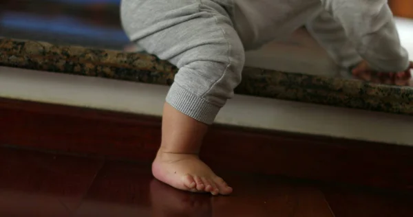 Bebê Subindo Para Baixo Passo Casa Desenvolvimento Infantil — Fotografia de Stock