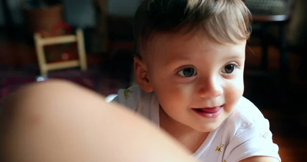 Bebek Çocuk Portresi Evde Ayakta Durmayı Öğreniyor Çocuk Emekleme Gelişimi — Stok fotoğraf