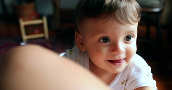 Cara Retrato Bebé Niño Casa Aprendiendo Pararse Desarrollo Niños Pequeños — Foto de Stock