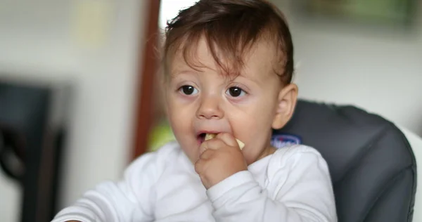 Baby Pojke Äter Banan Barnstol Hemma — Stockfoto