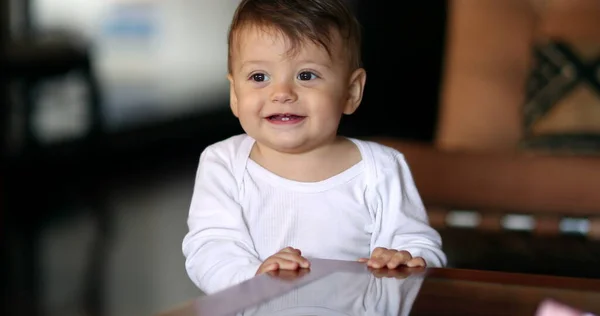 Urocze Dziecko Chowające Się Pod Stołem Niemowlę Chłopiec Uśmiecha Się — Zdjęcie stockowe
