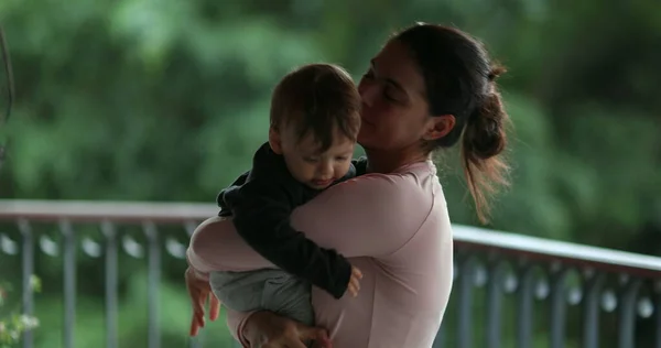 Casual Matka Kochający Obejmujący Dziecko Niemowlę Balkonie — Zdjęcie stockowe