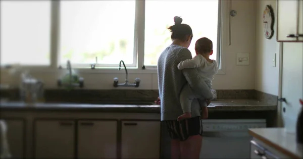 Casual Madre Che Tiene Bambino Cucina Multitasking Genitore Casa Con — Foto Stock